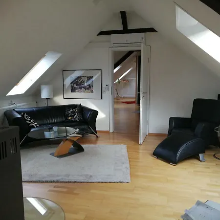 Hubsche Klimatisierte Dachwohnung, Zentrale Lage